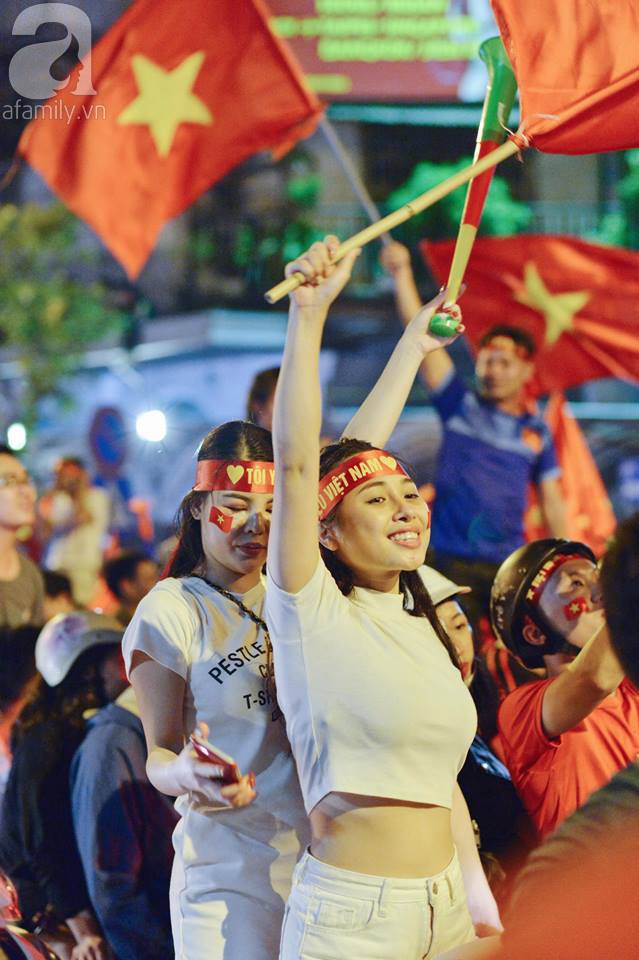 Tới đêm, hàng triệu người hâm mộ vẫn đổ xuống đường đi bão mừng Việt Nam vào Bán kết AFF Cup - Ảnh 2.