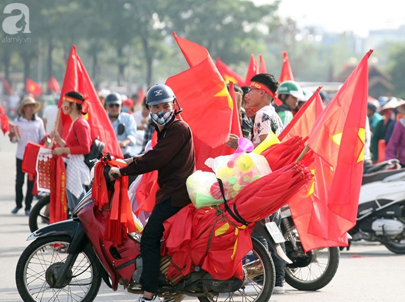 Tới đêm, hàng triệu người hâm mộ vẫn đổ xuống đường đi bão mừng Việt Nam vào Bán kết AFF Cup - Ảnh 48.