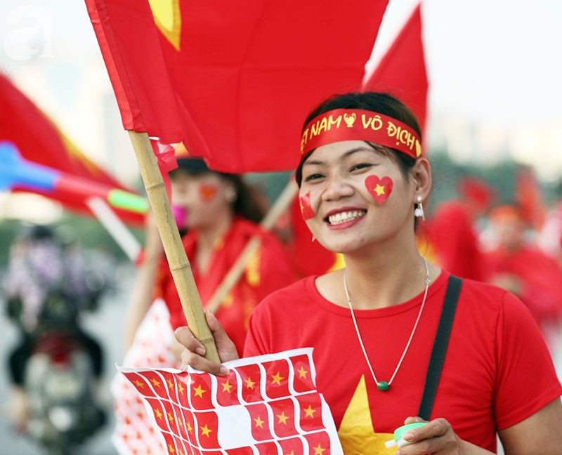 Tới đêm, hàng triệu người hâm mộ vẫn đổ xuống đường đi bão mừng Việt Nam vào Bán kết AFF Cup - Ảnh 49.