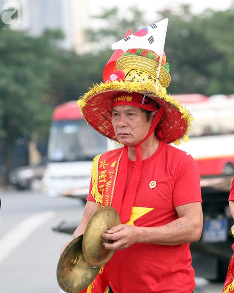 Tới đêm, hàng triệu người hâm mộ vẫn đổ xuống đường đi bão mừng Việt Nam vào Bán kết AFF Cup - Ảnh 50.