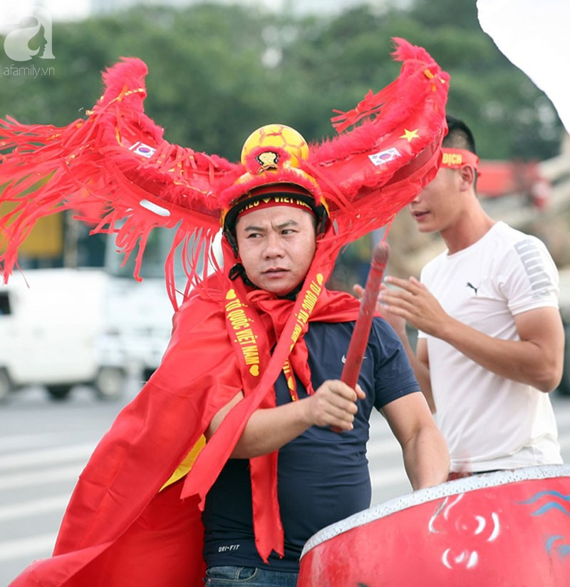 Tới đêm, hàng triệu người hâm mộ vẫn đổ xuống đường đi bão mừng Việt Nam vào Bán kết AFF Cup - Ảnh 51.