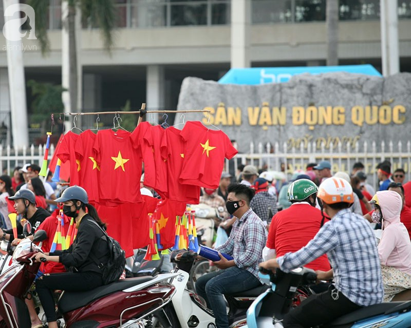 Tới đêm, hàng triệu người hâm mộ vẫn đổ xuống đường đi bão mừng Việt Nam vào Bán kết AFF Cup - Ảnh 54.