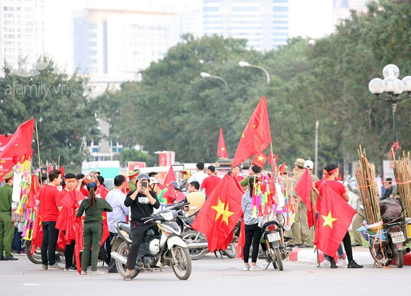 Tới đêm, hàng triệu người hâm mộ vẫn đổ xuống đường đi bão mừng Việt Nam vào Bán kết AFF Cup - Ảnh 55.