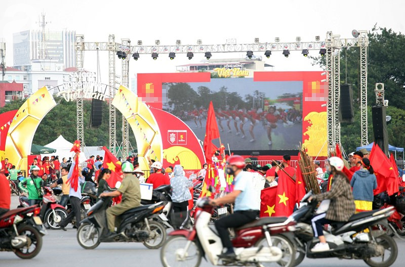 Tới đêm, hàng triệu người hâm mộ vẫn đổ xuống đường đi bão mừng Việt Nam vào Bán kết AFF Cup - Ảnh 56.