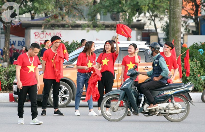 Tới đêm, hàng triệu người hâm mộ vẫn đổ xuống đường đi bão mừng Việt Nam vào Bán kết AFF Cup - Ảnh 57.