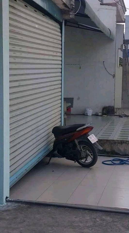 Góc thách thức mọi cấp độ đạo chích: Khỏi cần lắm khóa, chỉ với một cái cửa cuốn thế này đố ai trộm được xe - Ảnh 1. Góc thách thức mọi cấp độ đạo chích: Khỏi cần lắm khóa, chỉ với một cái cửa cuốn thế này đố ai trộm được xe - Ảnh 1.