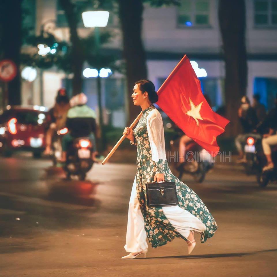 NSƯT Chiều Xuân, cờ Việt Nam – Tình cảm chân thành và tình yêu hoàn hảo đối với quốc kỳ và cờ của Tổ quốc được gợi lên trong bức hình này. Với màu sắc tươi tắn và nét vẽ hoàn hảo, hình ảnh Chiều Xuân và lá cờ Việt Nam sẽ khiến bạn cảm thấy vinh quang tột độ.