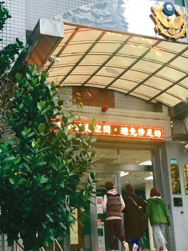Sao gạo cội Bao Thanh Thiên đối diện với bản án 10 năm tù vì tấn công tình dục đồng nghiệp nữ - Ảnh 2. Sao gạo cội Bao Thanh Thiên đối diện với bản án 10 năm tù vì tấn công tình dục đồng nghiệp nữ - Ảnh 2.