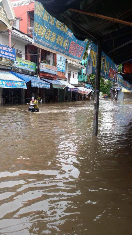 Thành phố Vinh mưa lớn trắng trời, nhiều tuyến phố chìm trong biển nước - Ảnh 11.