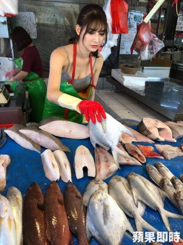 Điều ít biết về nữ thần bán cá Đài Loan: Tốt nghiệp điều dưỡng, làm ở bệnh viện 4 năm trước khi sang nghề mẫu - Ảnh 1.