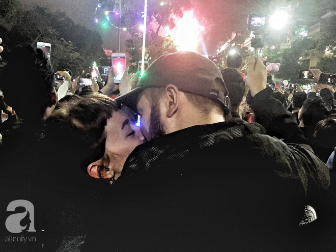 Những nụ hôn ngọt ngào, lãng mạn phát ghen của người Hà Nội trong khoảnh khắc đón năm mới - Ảnh 18.
