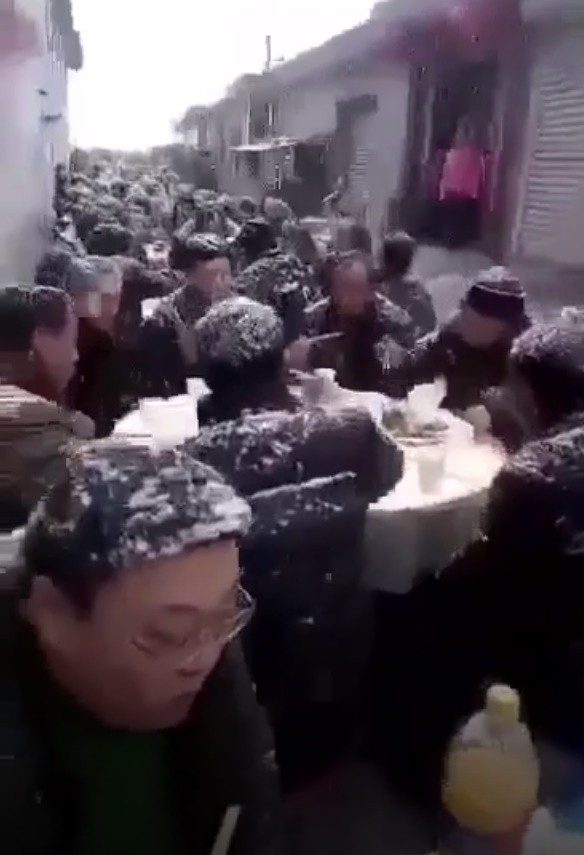 Giữa trời tuyết rơi lạnh giá ở Trung Quốc, đại gia đình vẫn bình chân như vại ngồi ăn cỗ cưới - Ảnh 3.