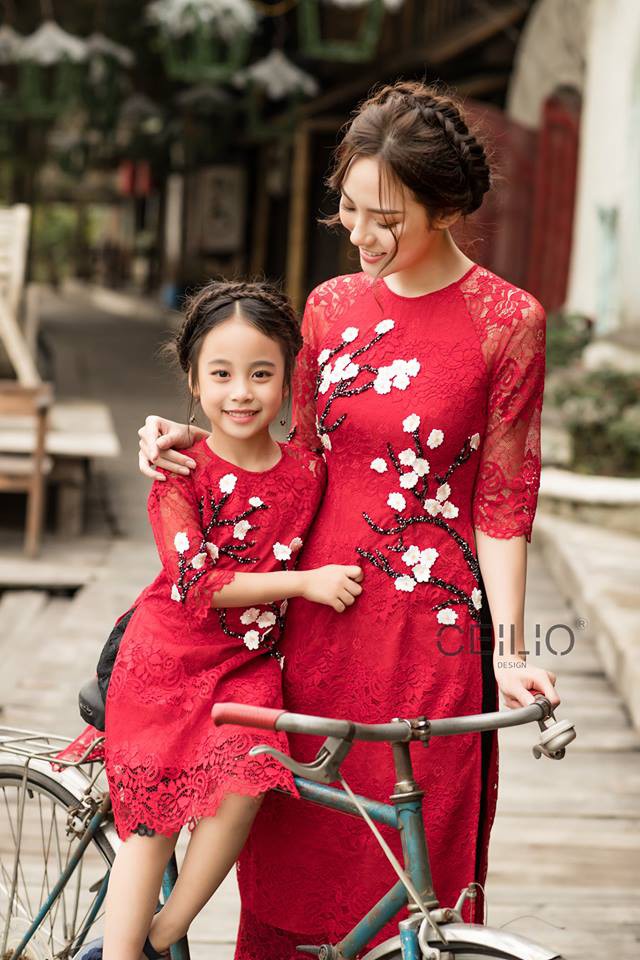 Không chỉ mỗi người lớn, nhiều hãng thiết kế Việt cũng giới thiệu tặng khá nhiều mẫu áo dài cách tân để các bé diện thật xinh xắn trong Tết này - Ảnh 13.