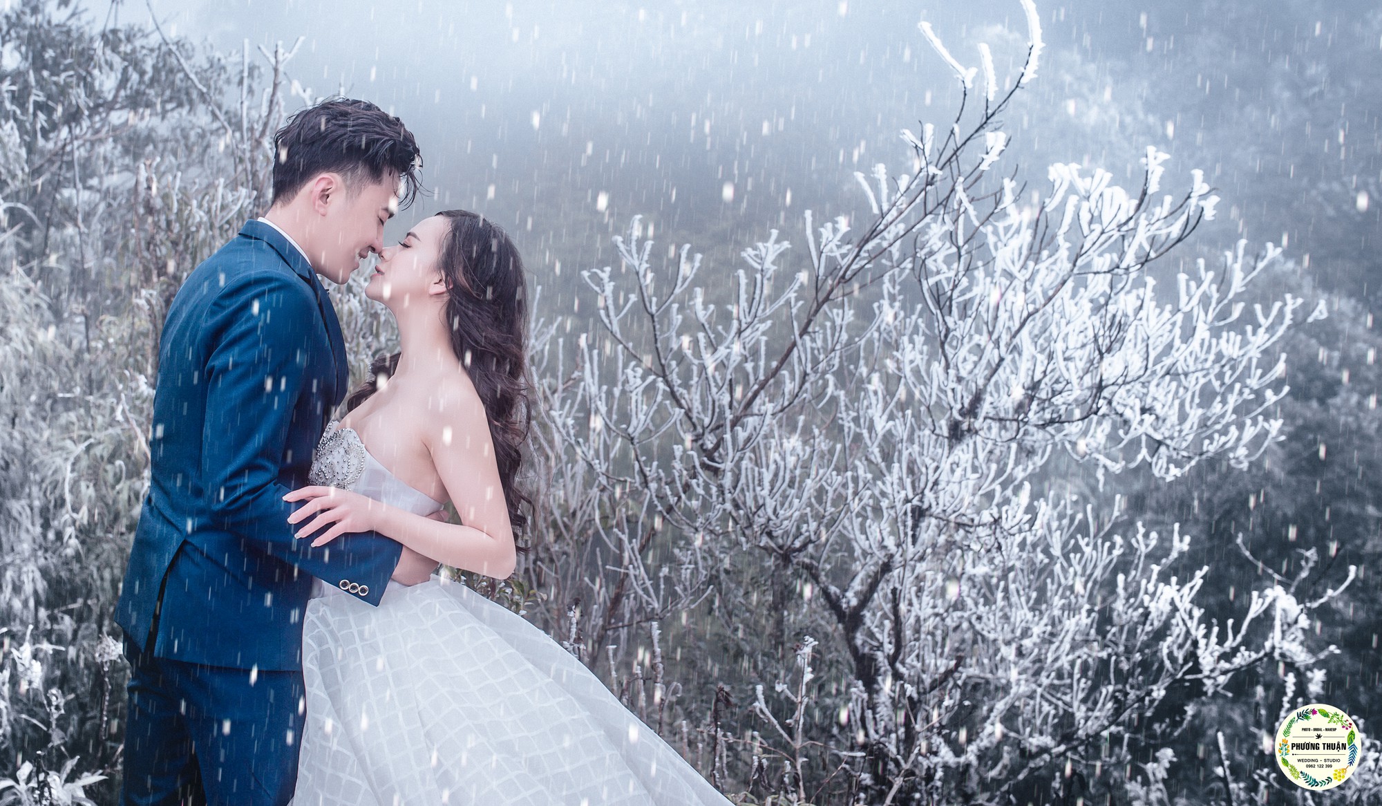 Đây là một bộ ảnh cưới đầy bất ngờ với vai trần băng tuyết trong không khí se lạnh của Hà Nội. Hãy để chúng tôi đưa bạn đến nơi đây và thấy sức hút của bộ ảnh này. Tại đây, bạn sẽ có những bức hình đẹp nhất làm kỷ niệm cho một ngày trọng đại của bạn.