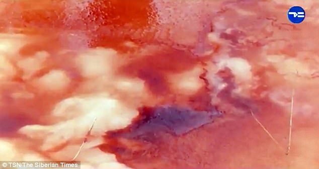 Sông máu bất ngờ xuất hiện ở Nga, người dân vô cùng hoang mang trong khi các chuyên gia đau đầu đi tìm lời giải - Ảnh 2.