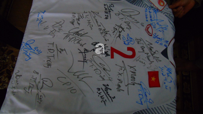 Cầu thủ Phạm Xuân Mạnh tặng áo có chữ ký của đội tuyển U23 Việt Nam cho một câu lạc bộ thiện nguyện để làm từ thiện - Ảnh 2.