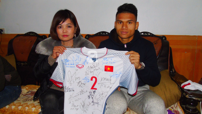 Cầu thủ Phạm Xuân Mạnh tặng áo có chữ ký của đội tuyển U23 Việt Nam cho một câu lạc bộ thiện nguyện để làm từ thiện - Ảnh 1.