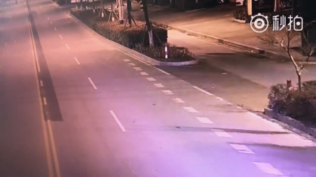 Trung Quốc: Chồng say xỉn để vợ lái xe, nào ngờ vợ đánh rơi mất chồng từ lúc nào không hay - Ảnh 1.