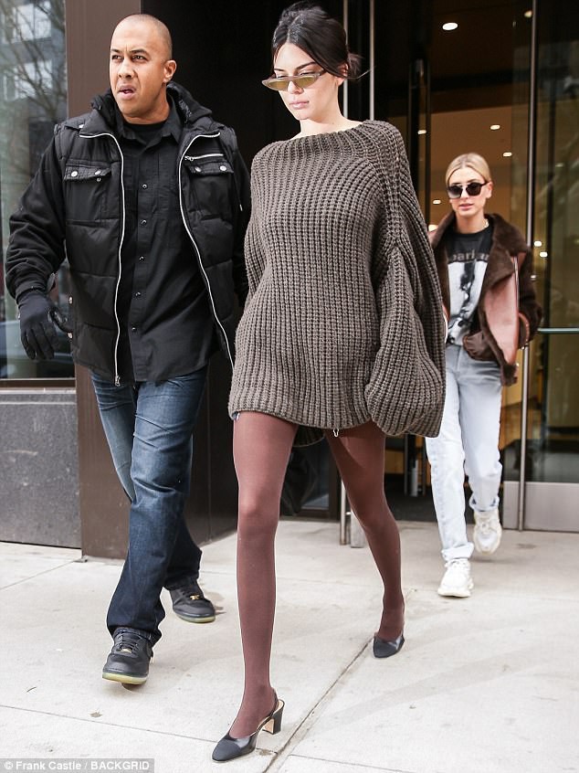 Diện style giấu quần, Kendall Jenner hút mọi ánh nhìn với đôi chân dài đẹp như búp bê - Ảnh 1.