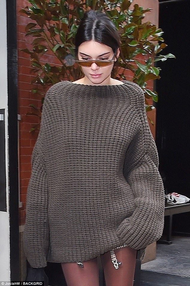 Diện style giấu quần, Kendall Jenner hút mọi ánh nhìn với đôi chân dài đẹp như búp bê - Ảnh 3.