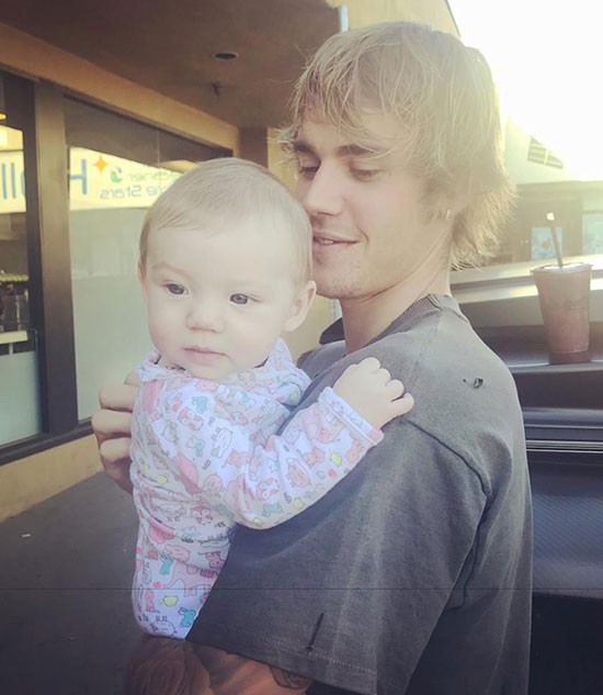 Justin Bieber khéo léo bế em bé trên phố, fan hài hước nhận xét nam ca sĩ đã sẵn sàng để kết hôn và làm bố - Ảnh 5.