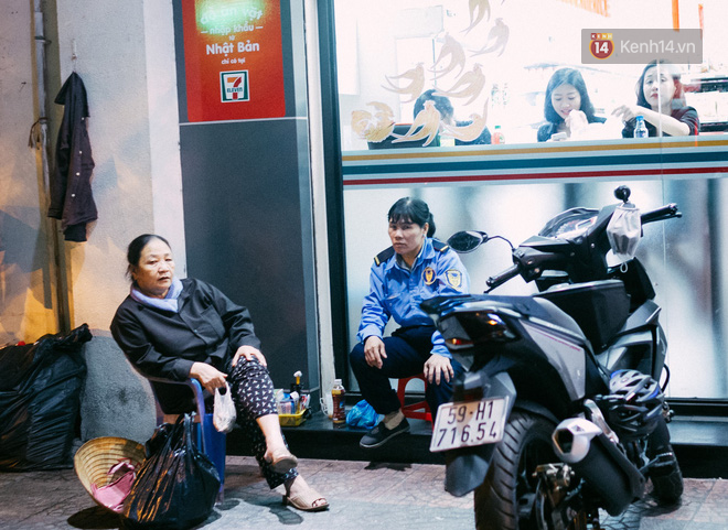Chùm ảnh: Những cái ôm thật chặt sưởi ấm cho nhiều cặp đôi trong cái se lạnh của Sài Gòn ngày giáp Tết - Ảnh 6.