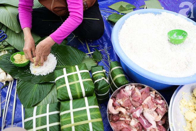 Người dân ở chung cư Hà Nội rộn ràng thức trắng đêm đụng lợn, luộc bánh chưng đón Tết ngay dưới chân tòa nhà - Ảnh 12.