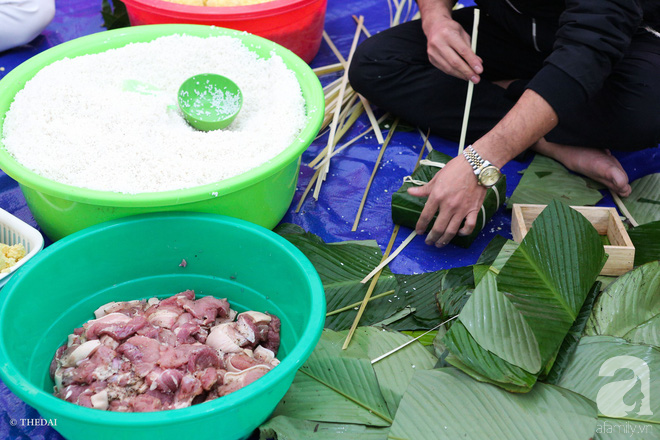 Người dân ở chung cư Hà Nội rộn ràng thức trắng đêm đụng lợn, luộc bánh chưng đón Tết ngay dưới chân tòa nhà - Ảnh 11.