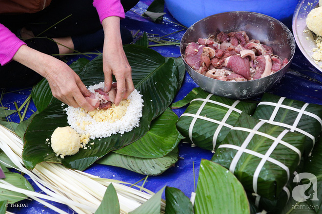 Người dân ở chung cư Hà Nội rộn ràng thức trắng đêm đụng lợn, luộc bánh chưng đón Tết ngay dưới chân tòa nhà - Ảnh 10.