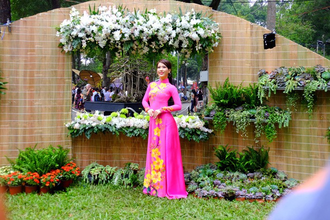 Sài Gòn khai màn hội hoa xuân, tiểu cảnh chó khổng lồ hút khách  - Ảnh 11.