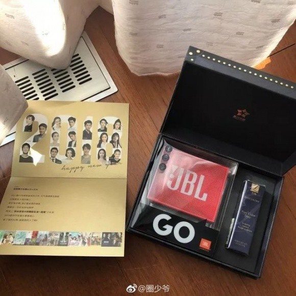 Dương Mịch bất ngờ bị tố thủ đoạn, tâm cơ khi tặng quà mừng năm mới cho mọi người - Ảnh 4. Dương Mịch bất ngờ bị tố thủ đoạn, tâm cơ khi tặng quà mừng năm mới cho mọi người - Ảnh 4.