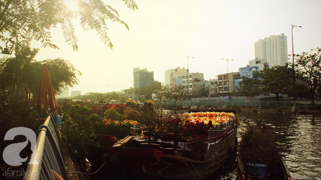 Cận Tết, ghé bến Bình Đông coi chợ nổi, tìm lại Sài Gòn xưa trong cảnh giao thương trên bến dưới thuyền - Ảnh 1.