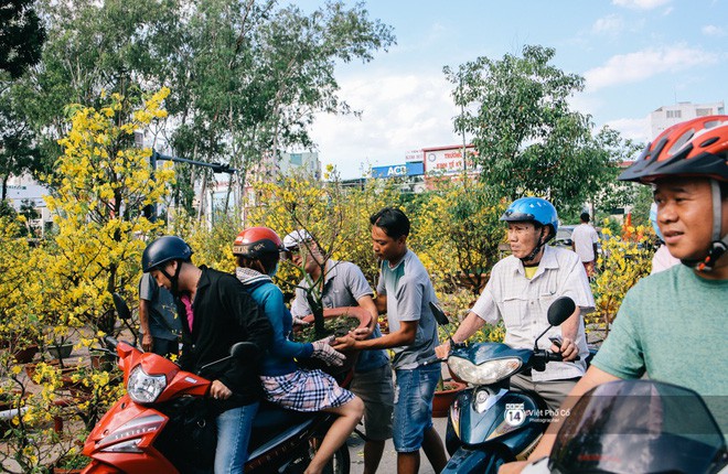 Người bán hoa Tết nghẹn lòng kể chuyện bị ép giá ngày 30: “Mong mọi người hãy bỏ tâm lý mua hoa giờ chót - Ảnh 2.