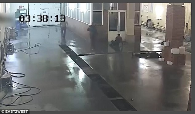 Clip: Nhân viên rửa xe bị đánh chết vì làm việc chậm - Ảnh 2. Clip: Nhân viên rửa xe bị đánh chết vì làm việc chậm - Ảnh 2.