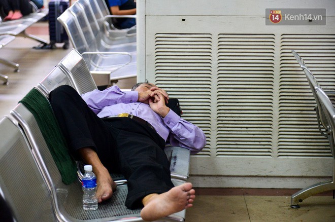 Chùm ảnh: Những giấc ngủ gà gật của người dân chờ xe về quê nghỉ Tết khiến nhiều người nhìn thôi cũng thấy mệt - Ảnh 11. Chùm ảnh: Những giấc ngủ gà gật của người dân chờ xe về quê nghỉ Tết khiến nhiều người nhìn thôi cũng thấy mệt - Ảnh 11.