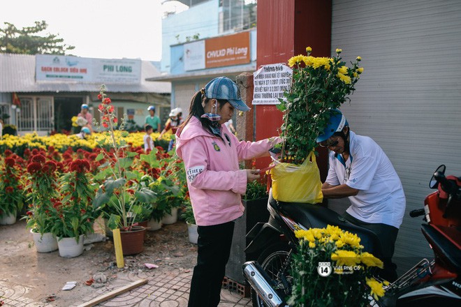 Người bán hoa Tết nghẹn lòng kể chuyện bị ép giá ngày 30: “Mong mọi người hãy bỏ tâm lý mua hoa giờ chót - Ảnh 6.