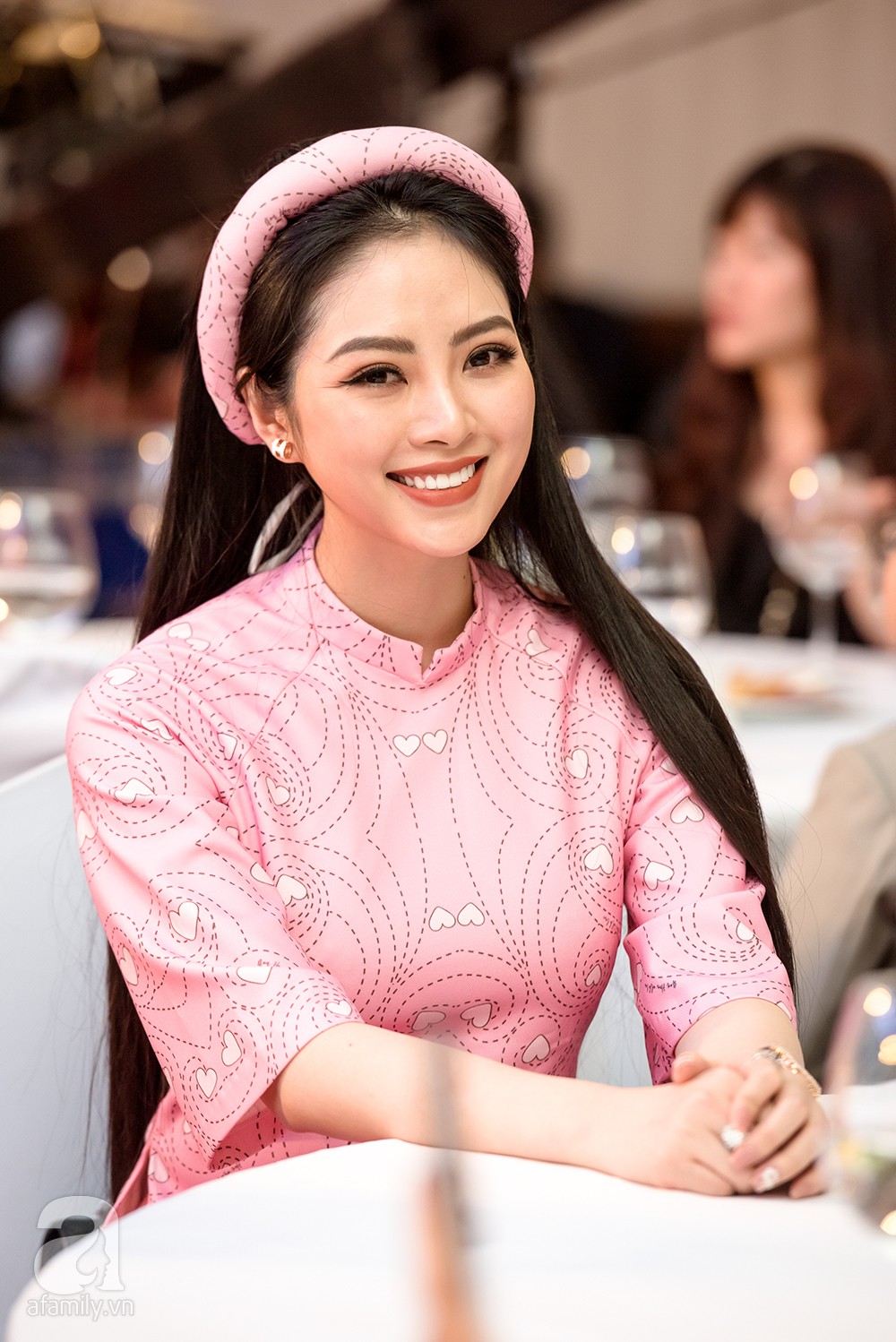 Hoa hậu H'Hen Niê tóc tém cá tính, rạng ngời với áo dài cách tân