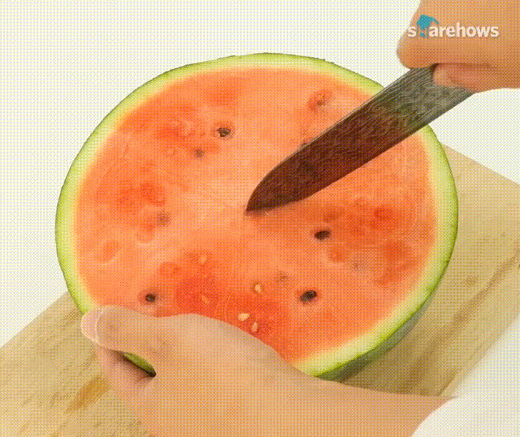 This Tet, try peeling watermelon using this new method, just a light shake and seeds fall out in batches - Image 4.