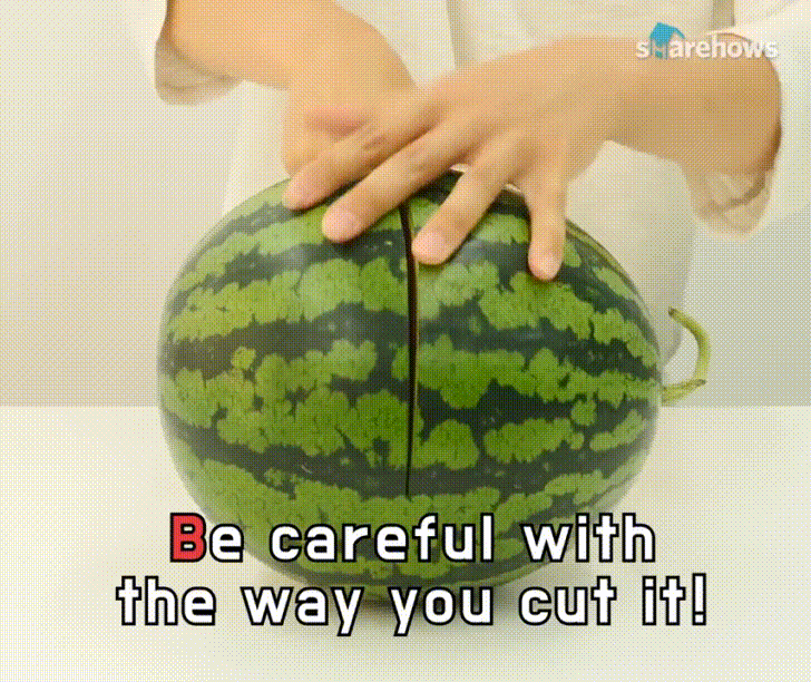 This Tet, try peeling watermelon using this new method, just a light shake and seeds fall out in batches - Image 1.