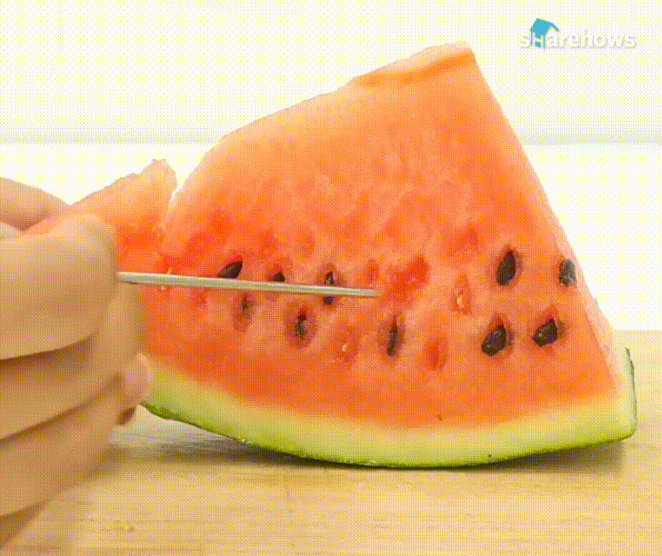This Tet, try peeling watermelon using this new method, just a light shake and seeds fall out in batches - Image 5.