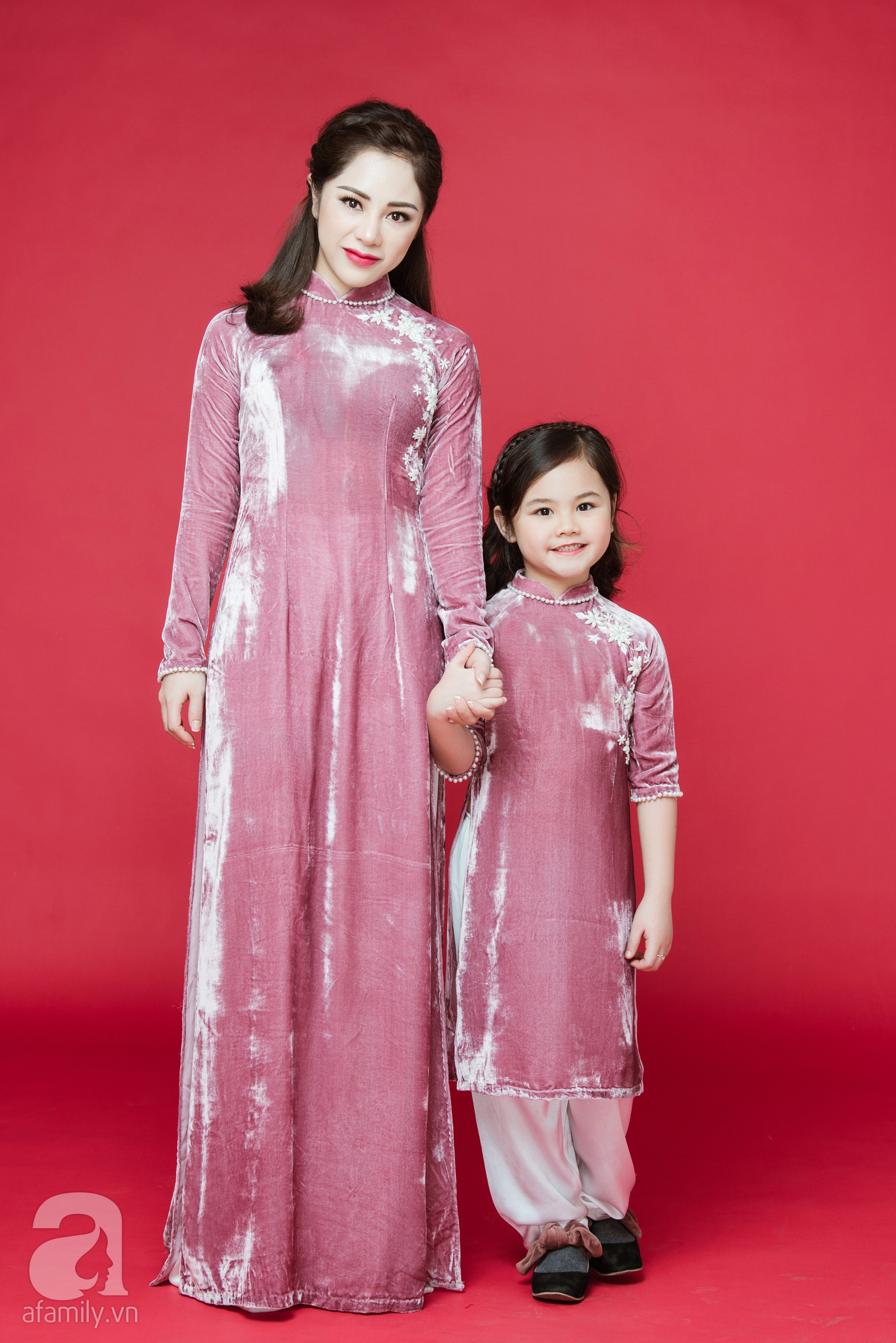 set váy nhung cho mẹ và bé diện ngày Tết đây! Chất nhung mềm mịn, sang  trọng. Size mẹ S,M,L. Size con 2, 4, 6 theo cân | Shopee Việt Nam