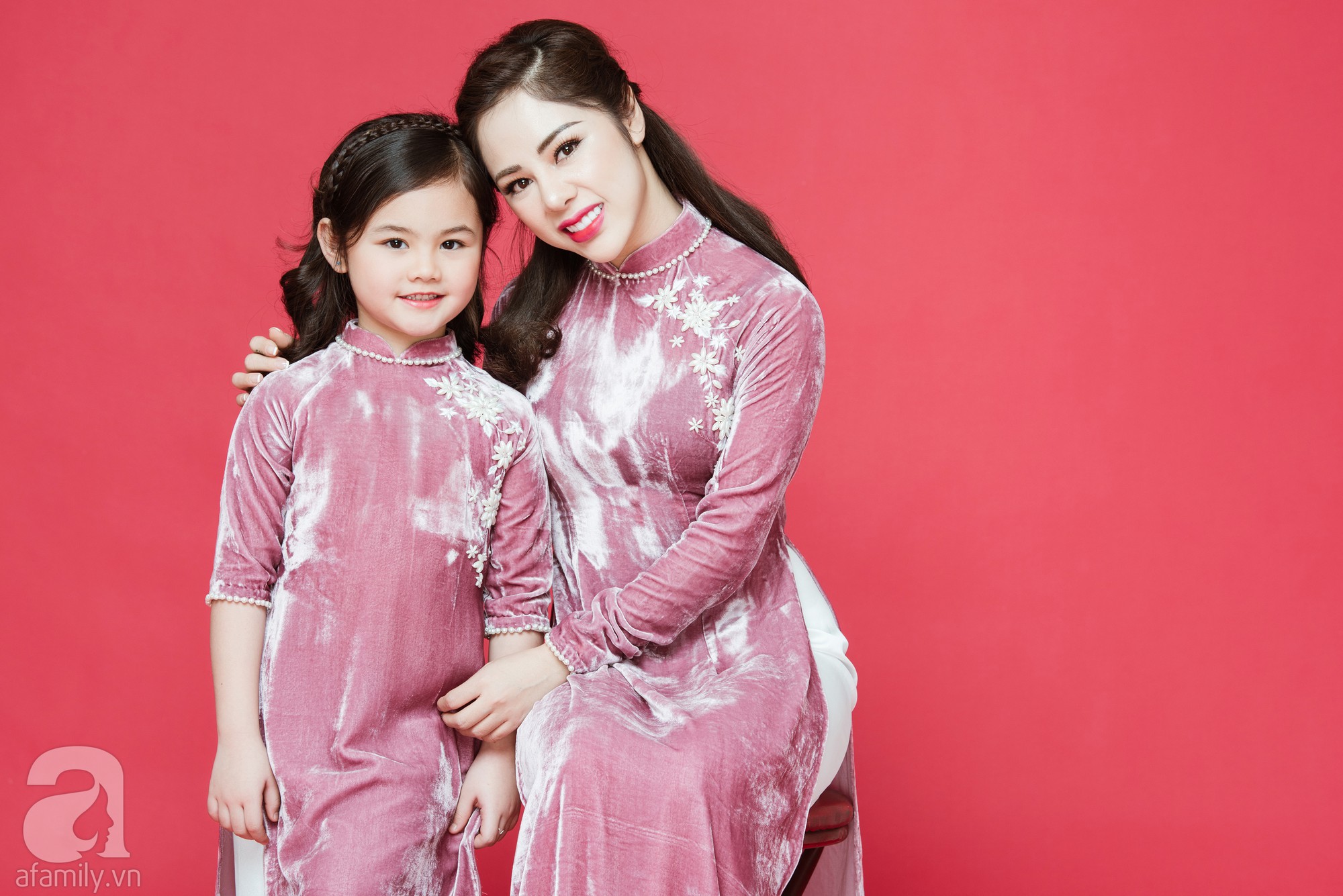 Áo dài cách tân thiết kế mẹ và bé gái thêu hạc trắng trên nền áo nhung đỏ