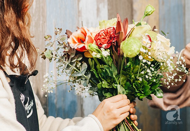 2 cách cắm hoa Tết đẹp lung linh dành cho gia đình trẻ với chi phí chỉ khoảng 1 triệu đồng - Ảnh 3.