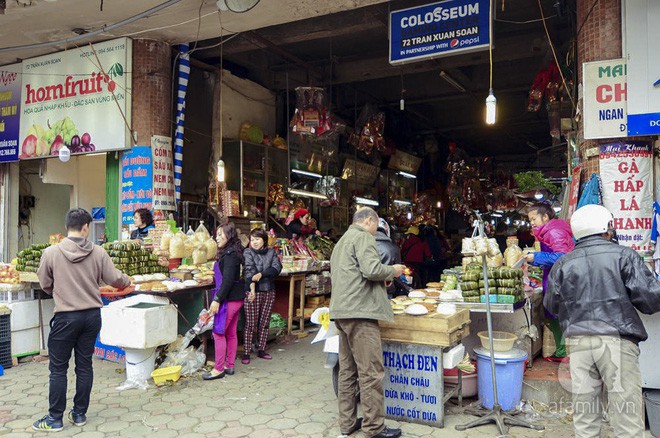 Những ngày cuối năm, đi chợ Tết để mua về niềm vui, gợi về ký ức thời ông bà anh - Ảnh 2.