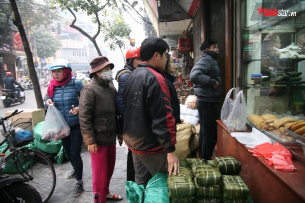 28 Tết, người Hà Nội vẫn xếp hàng dài để mua bánh chưng, giò chả tại cửa hàng này! - Ảnh 2.
