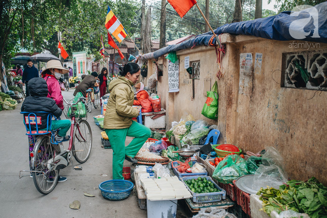 Những ngày Tết phồn hoa, vẫn còn một ngôi chợ cũ xưa thong thả như thời bao cấp giữa lòng Hà Nội - Ảnh 5.