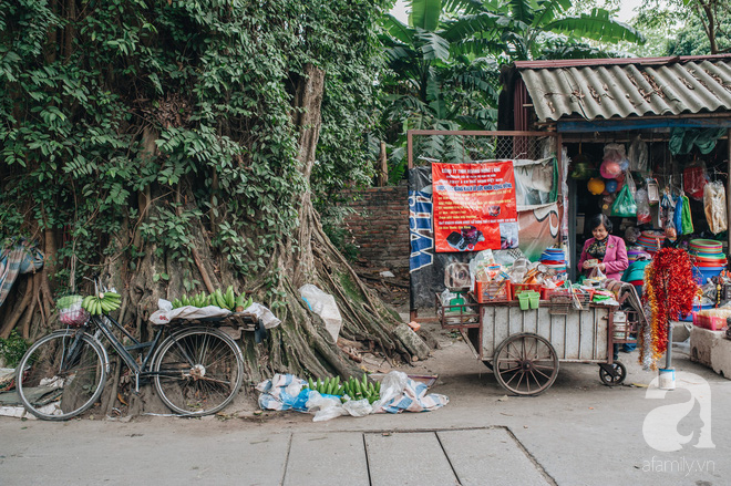 Những ngày Tết phồn hoa, vẫn còn một ngôi chợ cũ xưa thong thả như thời bao cấp giữa lòng Hà Nội - Ảnh 4.