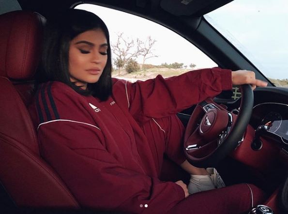 Kylie Jenner khoe xe hơi sang chảnh, chính thức tái xuất showbiz sau nhiều tháng ở ẩn - Ảnh 2.