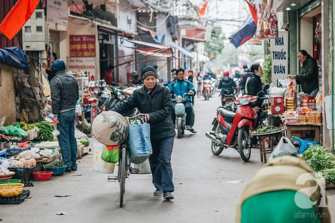 Những ngày Tết phồn hoa, vẫn còn một ngôi chợ cũ xưa thong thả như thời bao cấp giữa lòng Hà Nội - Ảnh 7.