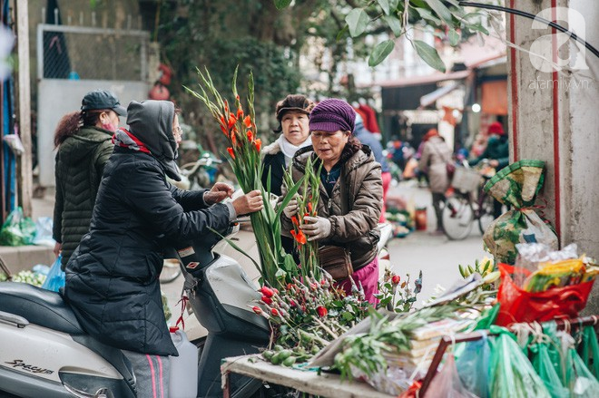 Những ngày Tết phồn hoa, vẫn còn một ngôi chợ cũ xưa thong thả như thời bao cấp giữa lòng Hà Nội - Ảnh 11.